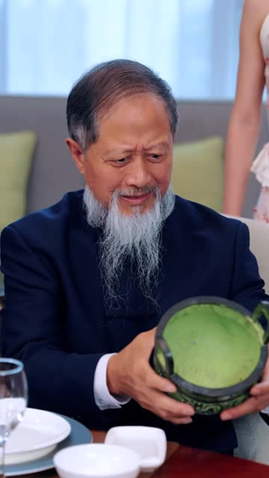 一卦显圣2:得到道家传承后我终于发达了(96 集) 一卦显圣2:得到道家传承后我终于发达了(96 集)最火爆短剧