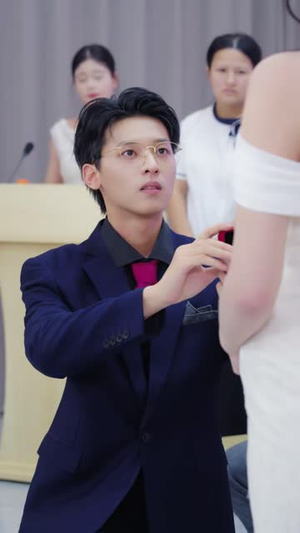 闪婚总裁,竟是孩子亲爹(51 集) 闪婚总裁,竟是孩子亲爹(51 集)一口气追完短剧