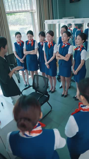 逆袭校园：逐梦空姐学院（66 集）热播短剧追不停